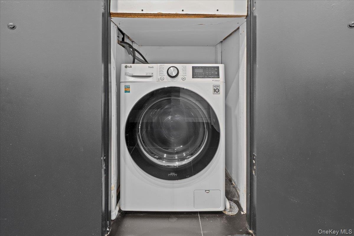 Laundry area with washer / dryer