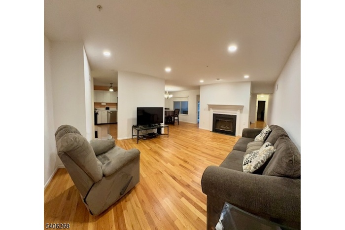 Living room w/gas fireplace