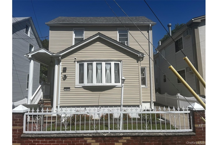 Rear view of property featuring a fenced front yard