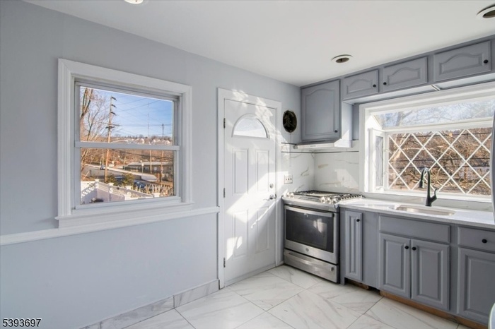 Eat-in Kit w/access to Patio