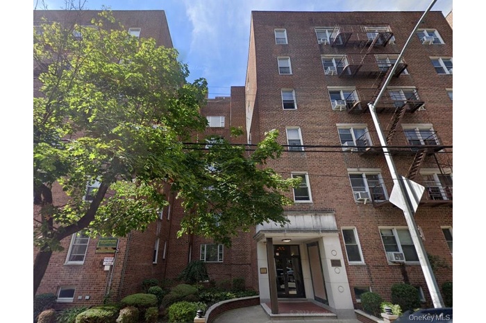View of apartment building / complex