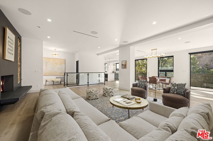 Open plan Living - Sofa is vir