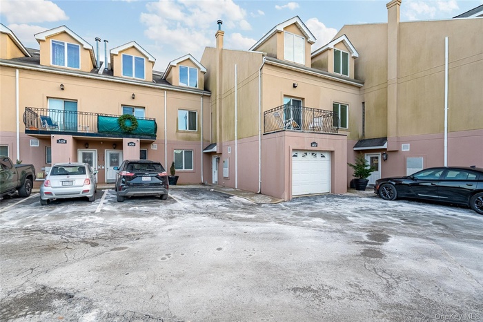 Front entrance to 1432 outlook Units 1,2,3