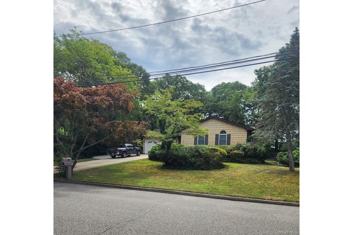 38 Maria Ct Holbrook, NY Front of House street view