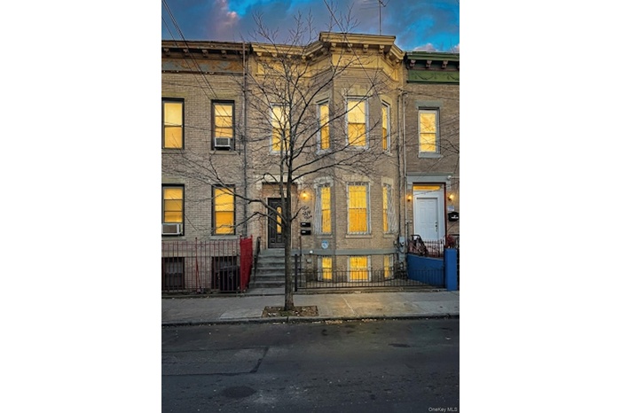 Italianate home featuring a fenced front yard
