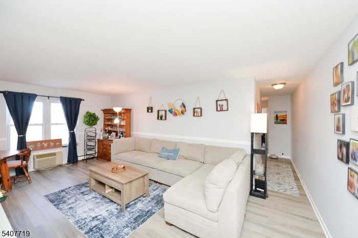 Living Rm W/Hall To Bedrooms