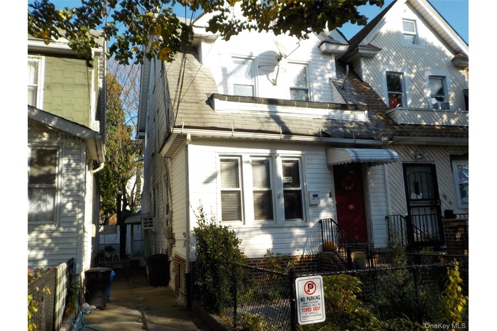 View of front facade with a fenced front yard
