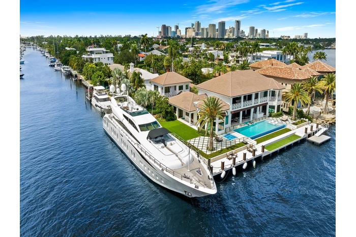 POINT LOT - Protected 152'± of canal dockage