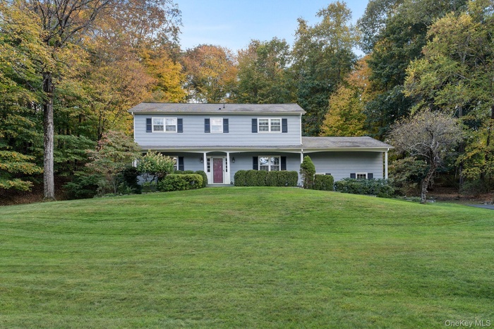 Welcome to 9 Whitlaw Lane, cul-de-sac street, classic 4 BR/2.1Bth center hall colonial