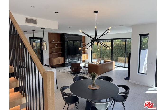 Open living space with enormou