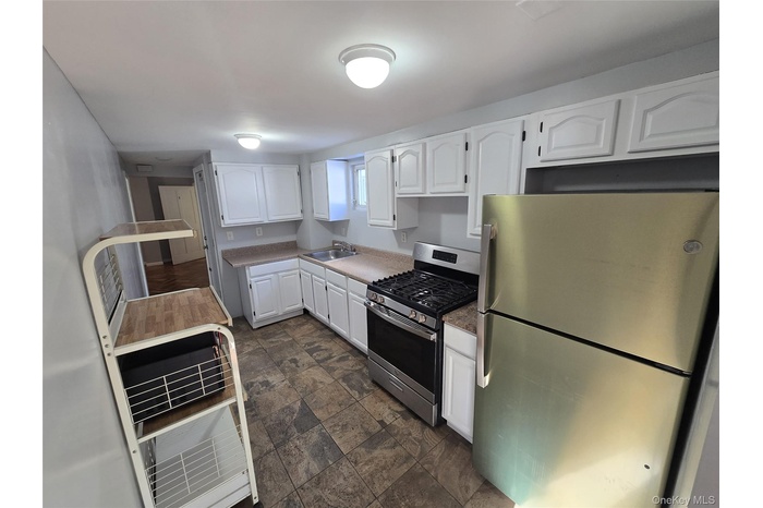 Eat In Kitchen & Stainless Steel Appliances