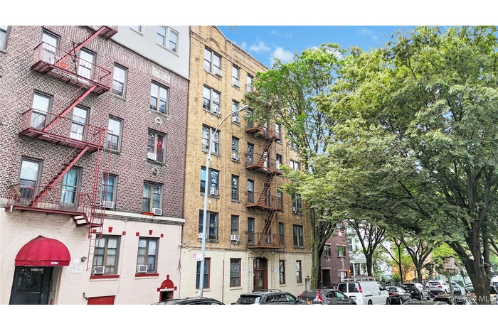View of apartment building / complex