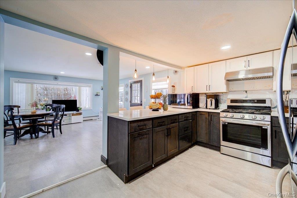 eat-in kitchen