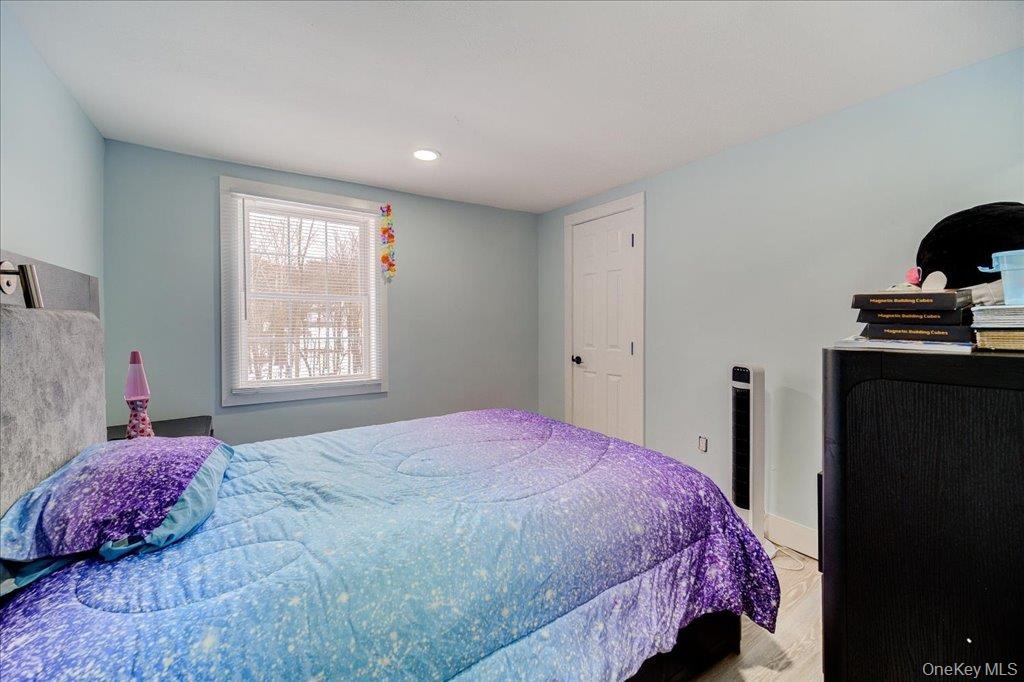upper level 1st bedroom
