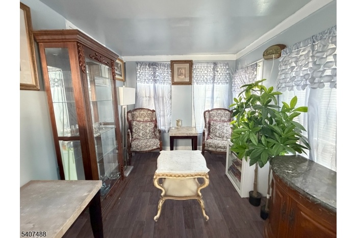 Den - Extra Room Side Entrance