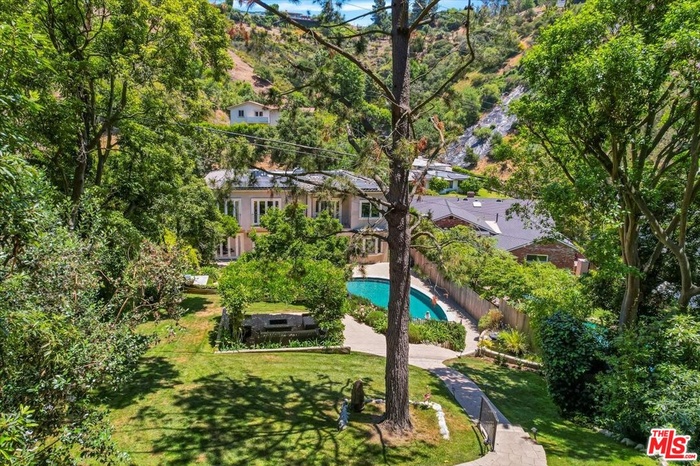 The Hollywood bowl shape hills
