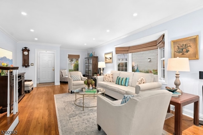 Living Room w/large bay window