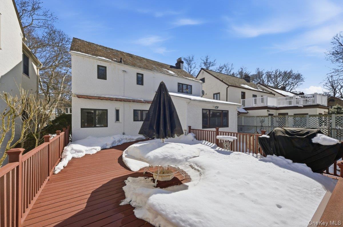 Trex deck with retractable awning and gas grill included