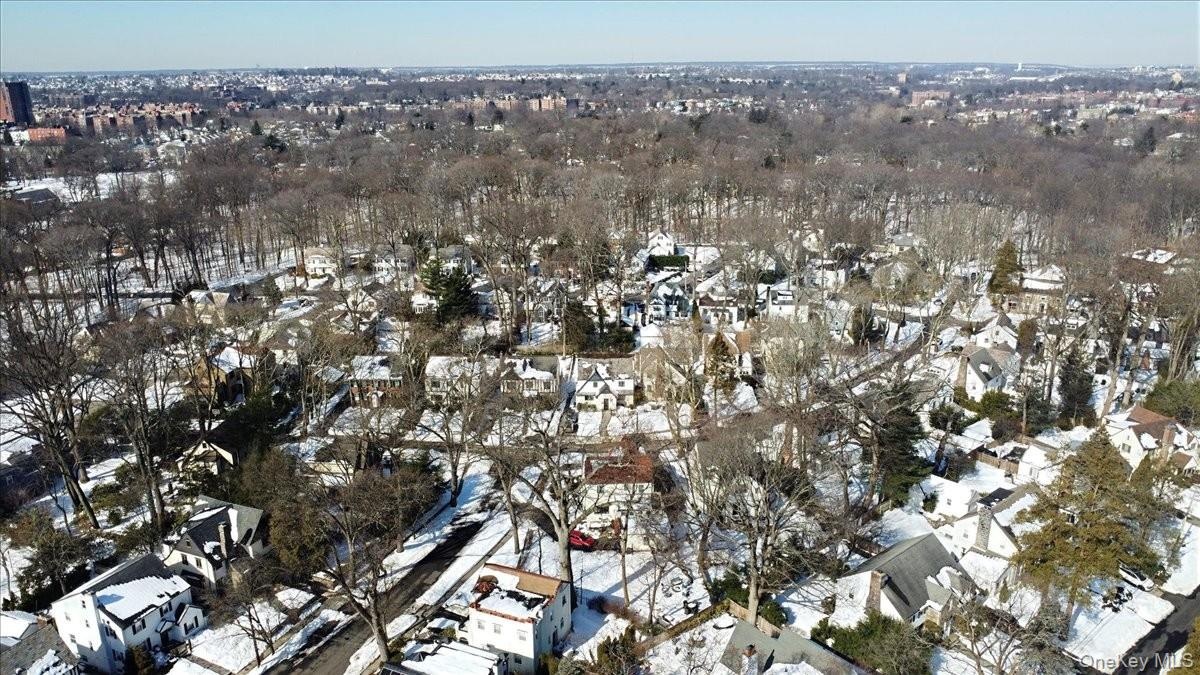 Far reaching views of the neighborhood