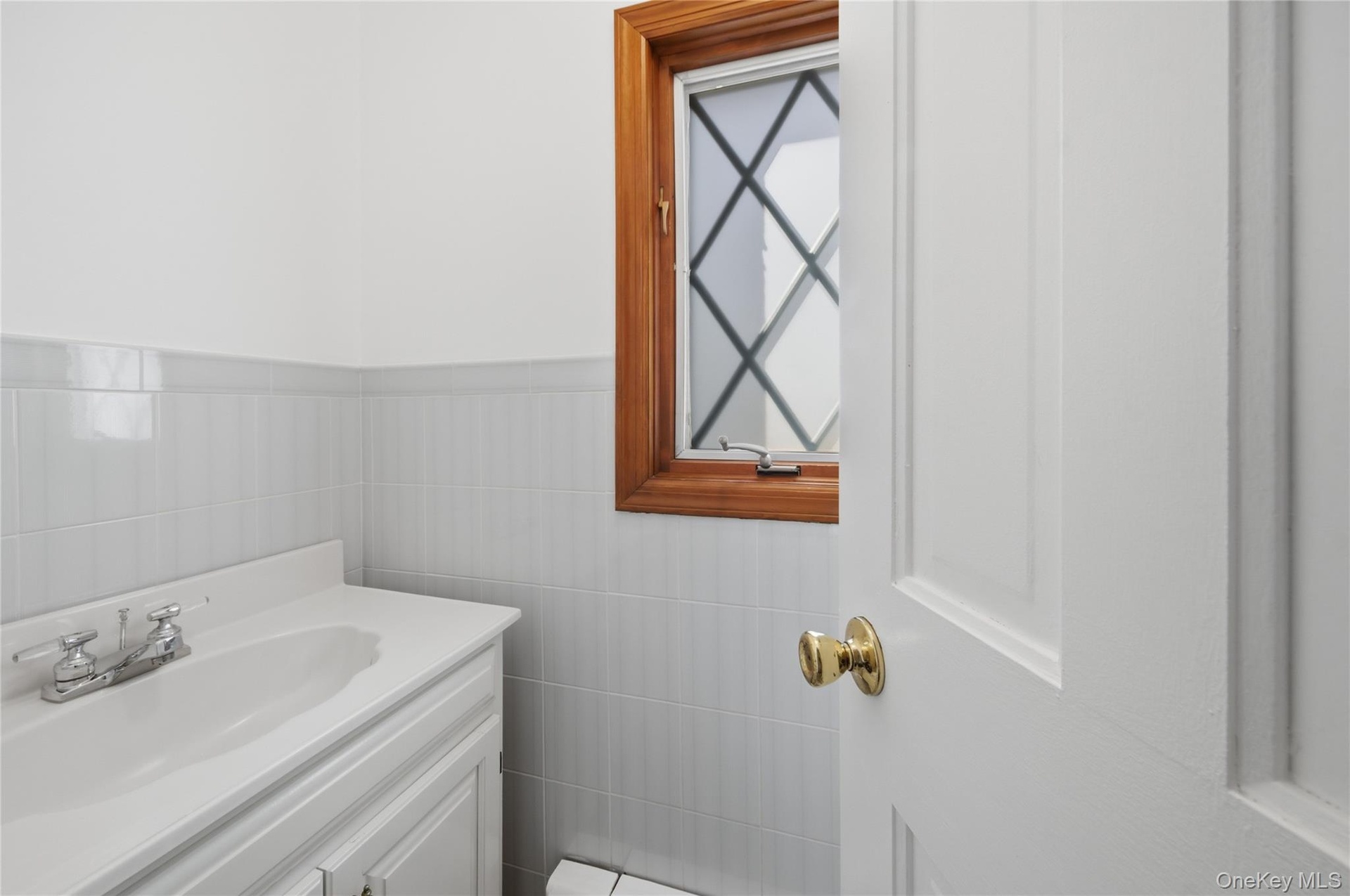 1st floor half bathroom