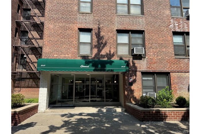 Front view of property
