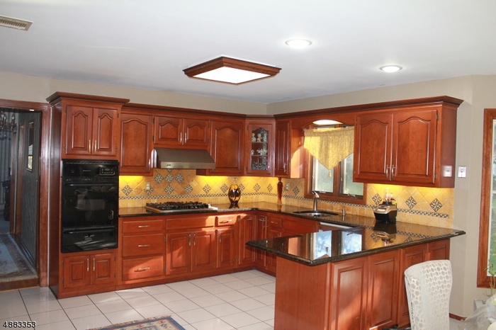 Large eat-in Kitchen