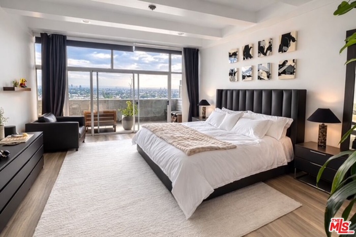 Hi ceiling with floor-to-ceili