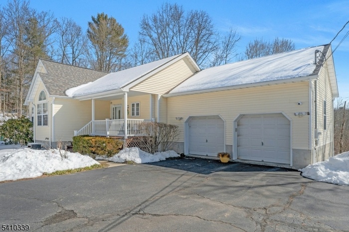 Two Car Garage/Lots of Parking