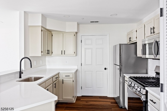 New Quartz Counter& Appliances