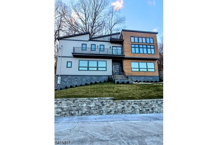 STUNNING CONTEMPORARY