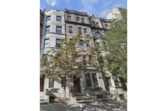 View of apartment building / complex