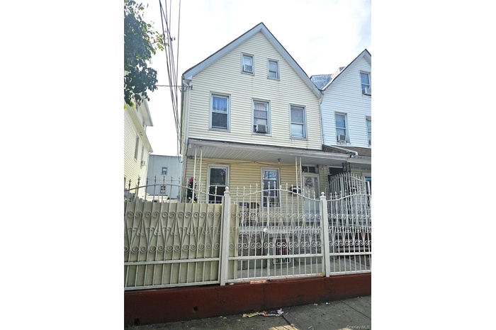 View of front of home featuring a fenced front yard
