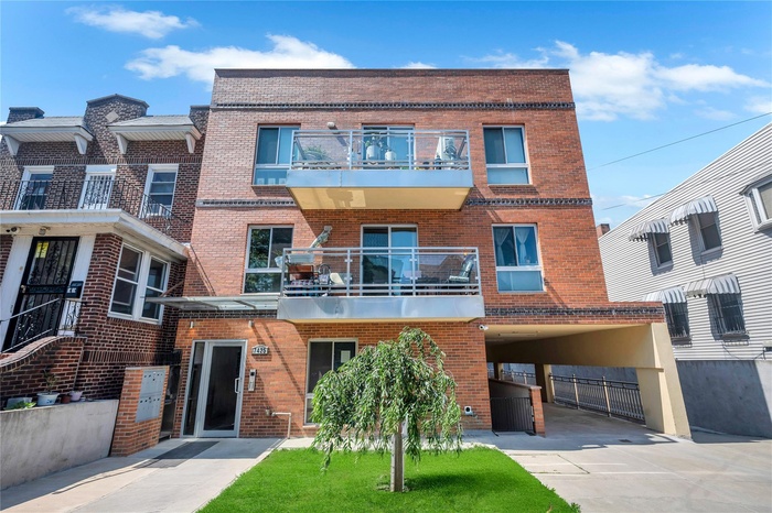 View of apartment building / complex featuring driveway