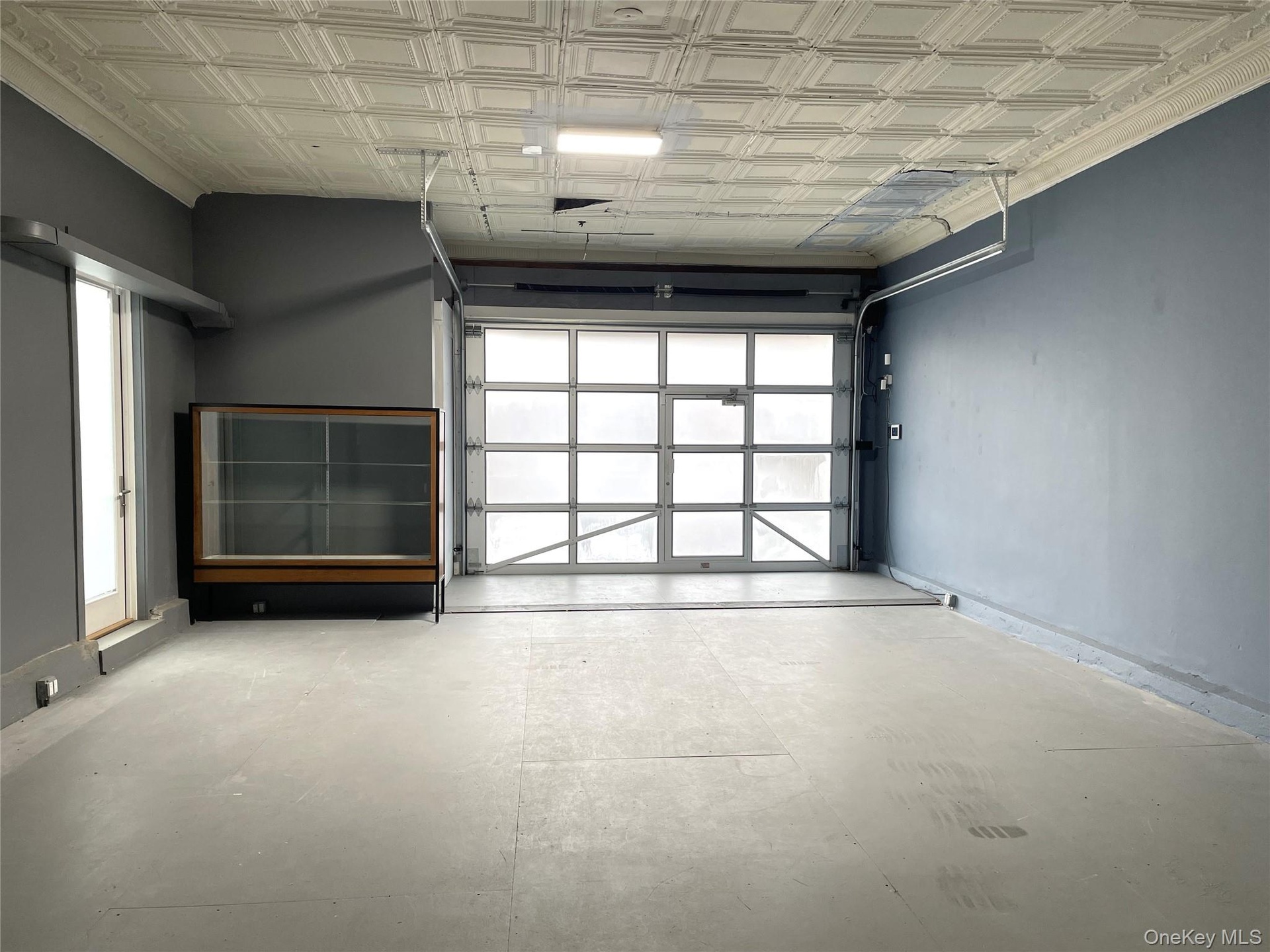Garage featuring an ornate ceiling