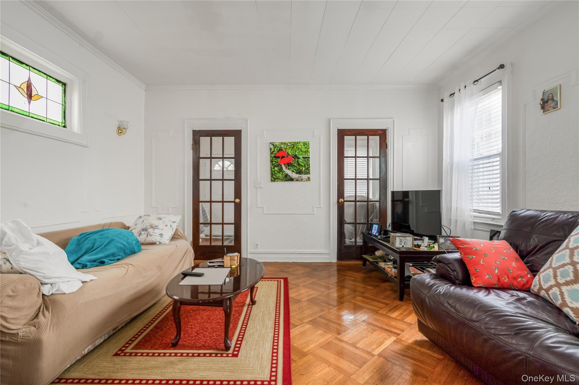 Living area with ornamental molding
