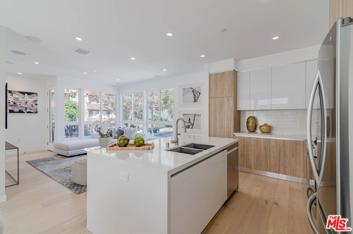 Entertainer's kitchen and isla