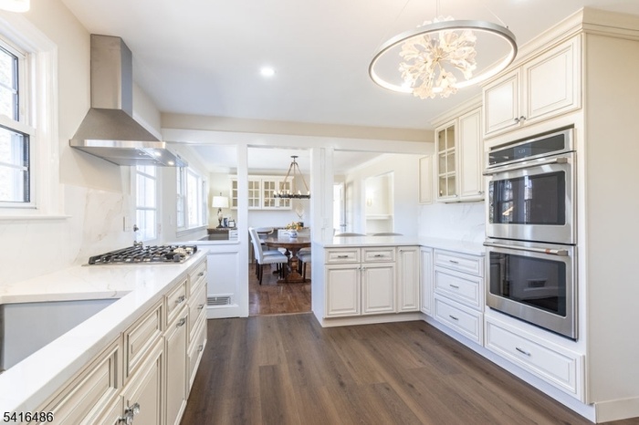 Kitchen and Breakfast Bar