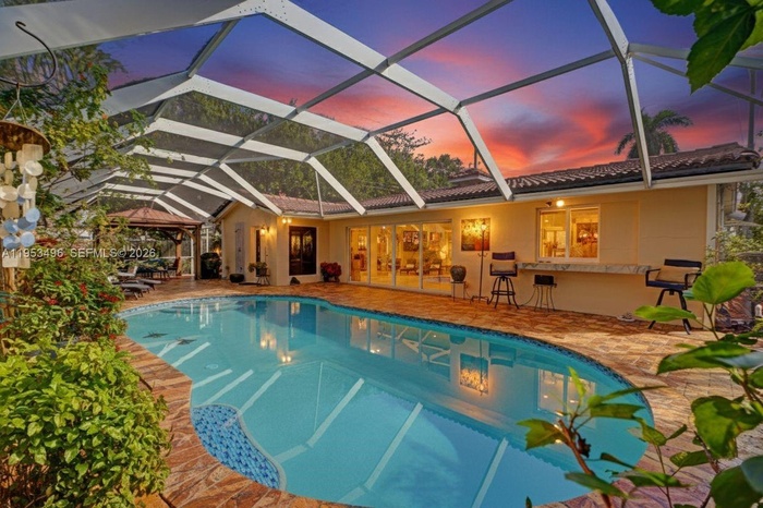 COMPLETELY SCREENED IN POOL / BACKYARD FOR MOSQUITO FREE FUN ALL-NIGHT LONG!!