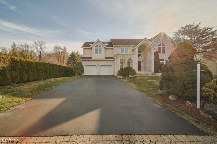 House w. good frontage