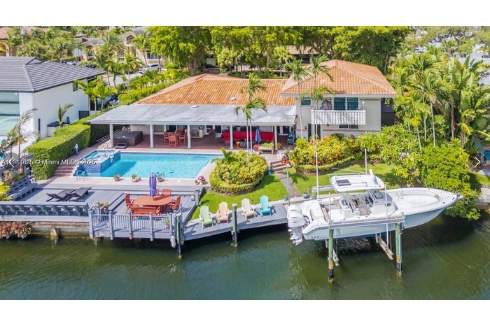 105 FT OF DOCKAGE DIRECT OCEAN ACCESS NO BRIDGES TO BAY 70 FT BOAT AND A 30 FT ON THE 16000lb BOAT LIFT !