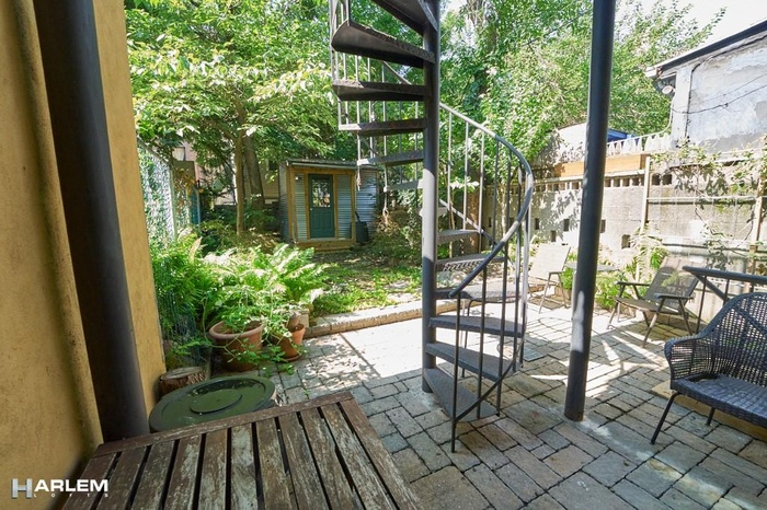 Duplex Yard Stairs