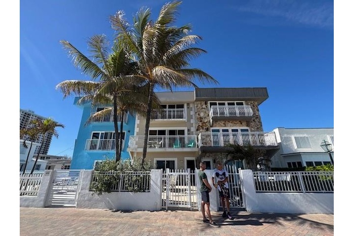 AMAZING OCEANFRONT THREE STORY TOWNHOUSE, CENTER UNIT, FENCED PATIO, DIRECT ACCESS TO BROADWALK AND OCEAN