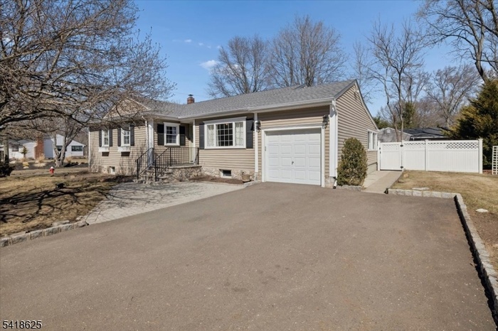 1 CAR GARAGE & LARGE DRIVEWAY