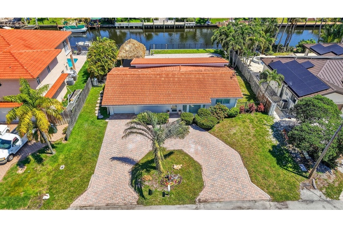 Large Circular Driveway with one car Garage