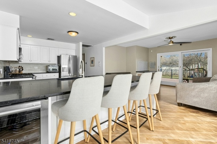 Kitchen. Breakfast Bar.