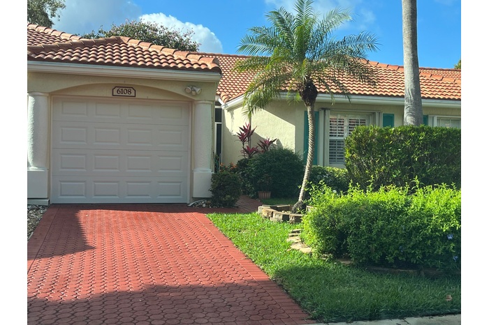 1-car garage villa and space in the driveway for addtl. vehicle.