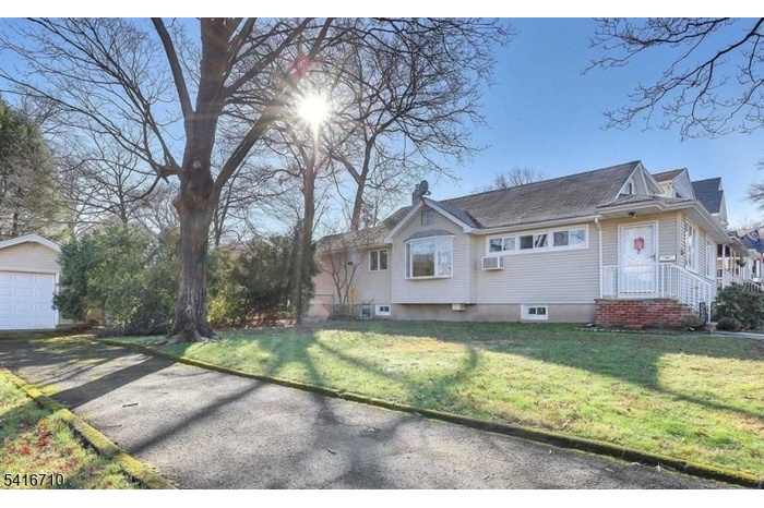 Side yard 4car driveway,garage