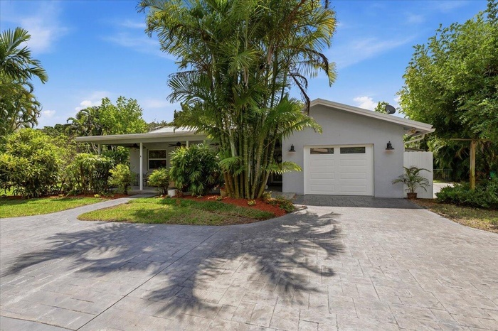 WELCOME HOME TO YOUR NEW DAVIE ESTATE!