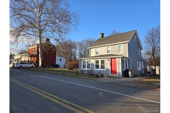 Welcome home to 139 8th Street in wonderful Verplanck, N.Y. Located on the Majestic Hudson River where you'll find many conveniences living in the sub