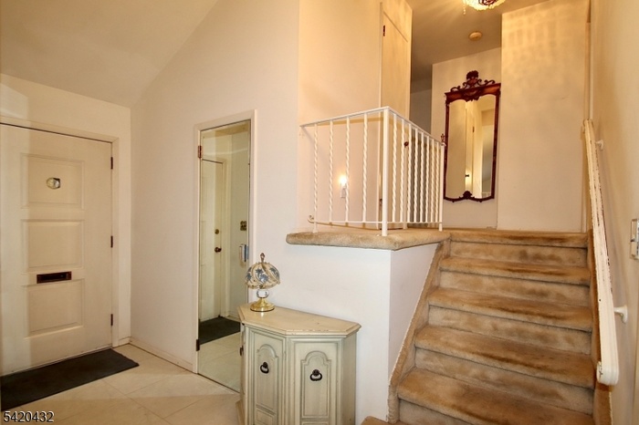 Ent Foyer w/guest closet